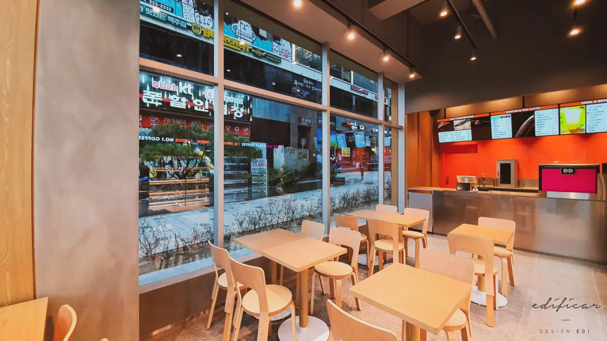 밝고 따뜻한 던킨도너츠 매장 내부 인테리어